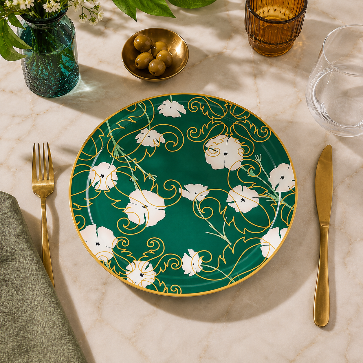 Assiette plate design verte florale Guzzini mise en scène sur une table élégante avec décoration raffinée